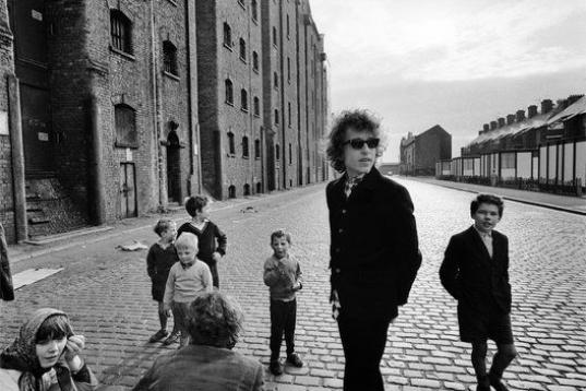 ©BARRY FEINSTEIN PHOTOGRAPHY. All rights reserved, Bob Dylan, Kids on street, Liverpool, 1966 (no.2)