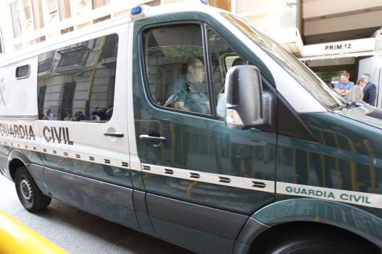El extesorero del PP Luis Bárcenas a su llegada hoy a la Audiencia Nacional en un furgón de la Guardia Civil desde la prisión madrileña de Soto del Real.