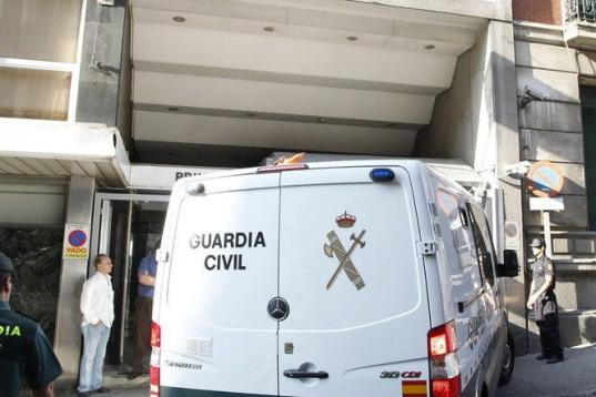  El extesorero llegó en un furgón de la Guardia Civil, que es la encargada de la conducción de presos, escoltado por otros dos vehículos.