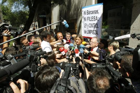 La abogada del sindicato Manos Limpias, Virginia López Negrete, hablando frente a los periodistas que se agolpan en las inmediaciones de la Audiencia Nacional.