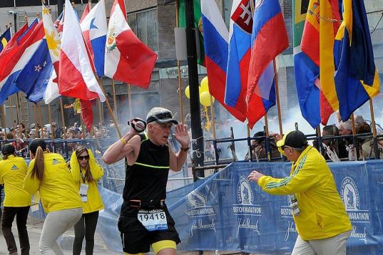 Las bombas explotaron muy cerca de la línea de meta y sorprendieron a los organizadores y a los participantes en la maratón.