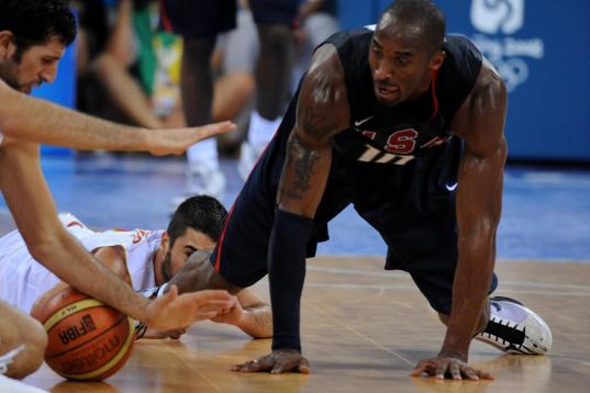 (HR) ABOVE: Kobe Bryant scrambles for the ball against Spain's Juan Carios Mavarro in the second half of the game. The U.S. men's basketball team won the gold medal at the Beijing 2008 Olympic Games with a 118-107 victory over Spain Sunday after...