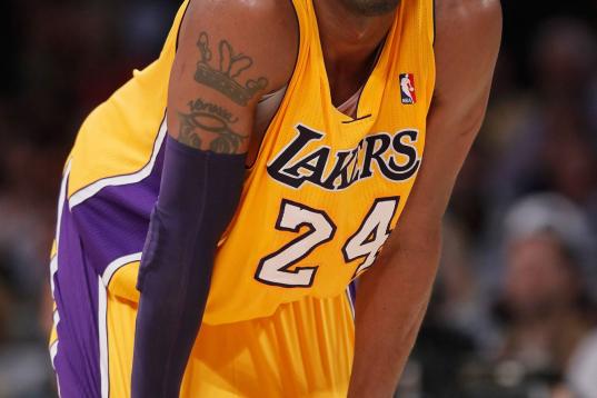 LOS ANGELES, CA - DECEMBER 29:  Kobe Bryant #24 of the Los Angeles Lakers gestures against the New York Knicks at Staples Center on December 29, 2011 in Los Angeles, California. NOTE TO USER: User expressly acknowledges and agrees that, by downl...