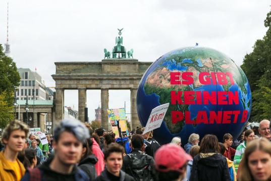 Un gran planeta en las protestas de Berlín. 