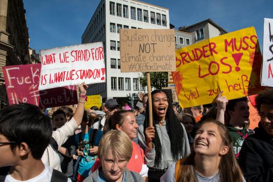 Los participantes en el movimiento Fridays For Future protestan en Frankfurt, Alemania. 