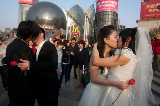 En marzo de 2011, parejas homosexuales se besaron vestidos de boda para reclamar el derecho al matrimonio gay en China. Lo hicieron en Wuhan, en la provincia de Hubei.