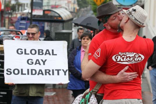 Quedada de besos gays para pedir el Día Internacional contra la Homofobia, en San Francisco.