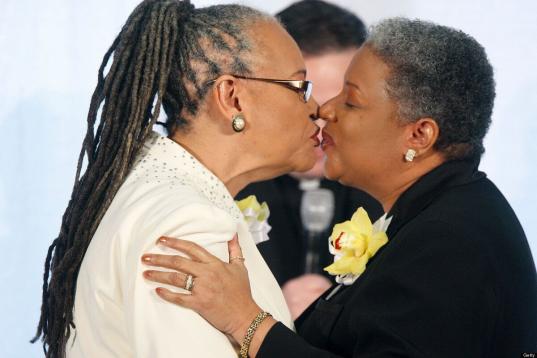Darlene Garner y Candy Holmes (derecha), ambas al frente de iglesias de la Metropolitan Community Churches, se besan en el primer día de matrimonio gay, en marzo de 2010.
