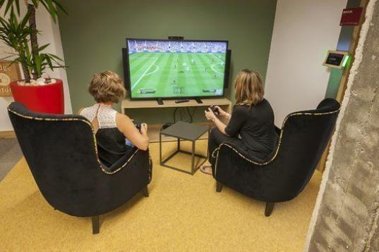 Si las oficinas de Google son famosas por tener un futbolín, aquí lo que hay es una PlayStation para que los empleados jueguen siempre que quieran. También hay un sillón shiatsu (de los de masajes) desde donde se puede trabajar.
