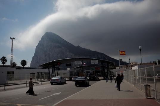 El acceso a Gibraltar, desde el lado español de la valla. 
