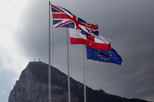 Las banderas ondeando: del Reino Unido, Gibraltar y la Unión Europea. 