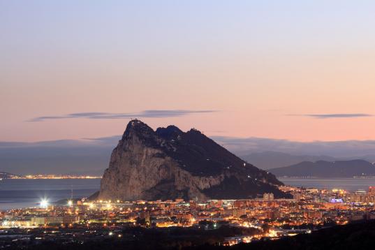 Gibraltar, en una estampa nocturna. 
