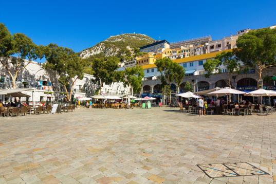 Casemates Square, uno de los sitios más conocidos de Gibraltar. 