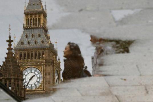 El famoso Big Ben se refleja en un charco de Londres