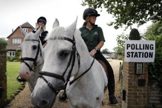 Dos mujeres salen de su casa a votar en caballo