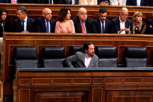 El vicepresidente segundo, Pablo Iglesias, sentado en el hemiciclo.