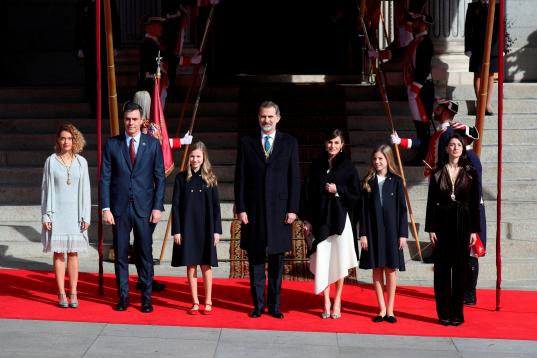 Los reyes acompañados por la princesa Leonor y la infanta Sofía, Meritxel Batet,  Pedro Sánchez, y Pilar Llop a su llegada al Congreso.