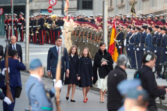 El presidente del gobierno, Pedro Sánchez junto con la reina Letizia, la princesa Leonor y la infanta Sofía a su llegada al Congreso.