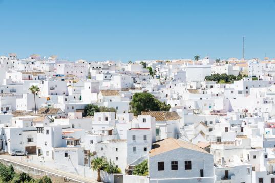 Vejer de la Frontera, un pequeño pueblo de Cádiz, ha salido en 'The Guardian'. Y se fija en un detalle: las casas de baños comunales. 