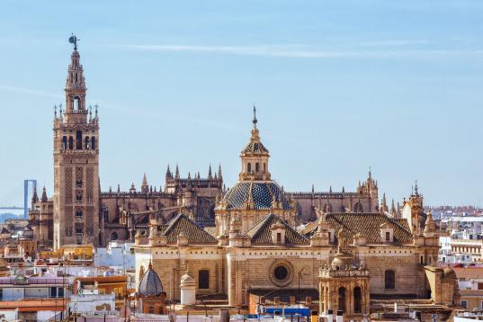 "Es un lugar romántico y lleno de energía con abundantes buenas vistas", comenta 'The Guardian' sobre Sevilla. Lo tiene muy claro, de entre todo destaca la catedral y el Alcazar.