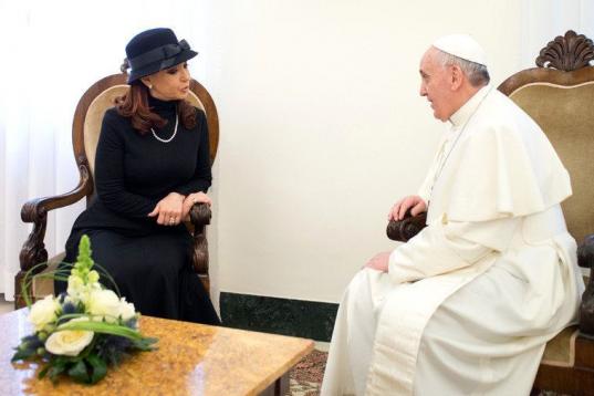 La presidenta Cristina Fernández, de Argentina, conversa con el papa Francisco en el Vaticano, el lunes 18 de marzo de 2013. Antes de convertirse en papa, éste fue arzobispo de Buenos Aires. (AP Foto/L'Osservatore Romano)