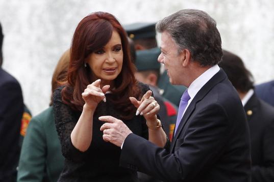 Cristina Fernández, presidenta de Argentina, habla con su colega colimbiano, Juan Manuel Santos, después de la ceremonia de bienvenida en el palacio presidencial de Bogotá, Colombia, el jueves 18 de julio de 2013. Fernandez está en Colombia ...
