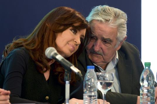 La presidenta argentina Cristina Fernández, izquierda, y su contraparte uruguayo José Mujica inauguran una nueva refinería de petróleo en Montevideo, Uruguay, el martes 27 de agosto de 2013. (Foto AP/Matilde Campodónico)