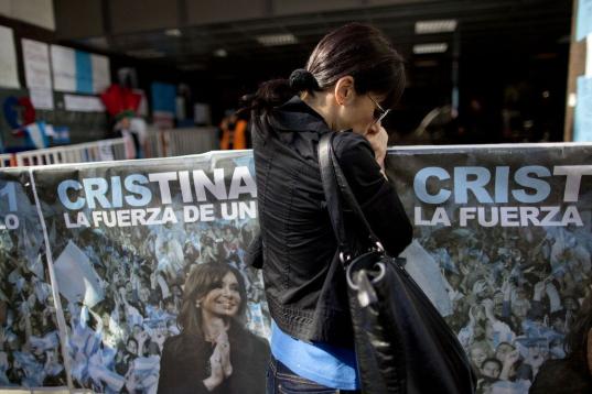 Maria Muzzopappa, partidaria de la presidenta de Argentina, Cristina Fernández, se encuentra en las afueras del Hospital Favaloro, en Buenos Aires el martes 8 de octubre de 2013, donde la mandataria fue sometida a una cirugía en el cráneo par...