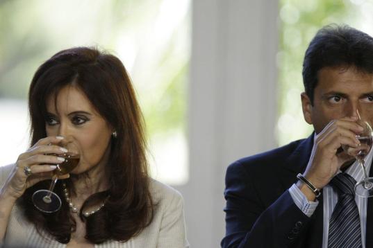 La presidenta de Argentina Cristina Fernández y su ex jefe de gabinete, Sergio Massa, en la residencia presidencial en esta foto de archivo del 14 de enero de 2009. Sergio Massa, ahora el principal candidato de la oposición al Congreso y alcal...