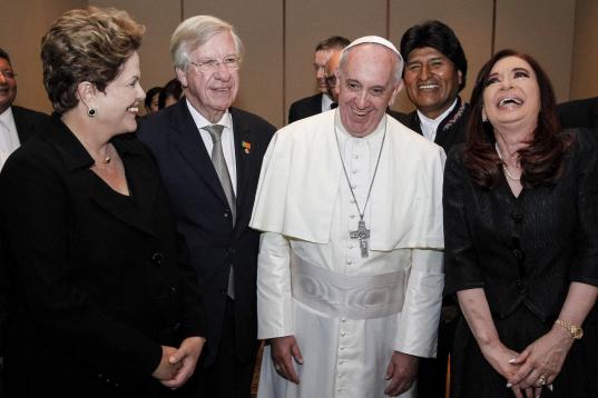 El papa Francisco (centro) se reunió, de izquierda a derecha, con la presidenta brasileña Dilma Rousseff; el vicepresidente de Uruguay, Danilo Astori; el presidente de Bolivia, Evo Morales, y la presidenta argentina, Cristina Fernandez, en una...