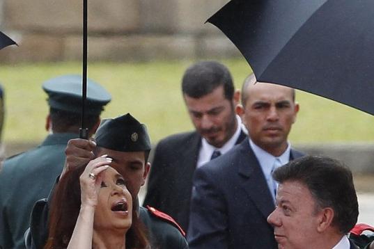 La presidenta Argentina Cristina Fernández, izquierda, a su llegada al palacio presidencia de Colombia, donde fue recibida por el presidente Juan Manuel en Bogota, Colombia, el jueves 18 de julio del 2013. Fernández llegó a Colombia para firm...