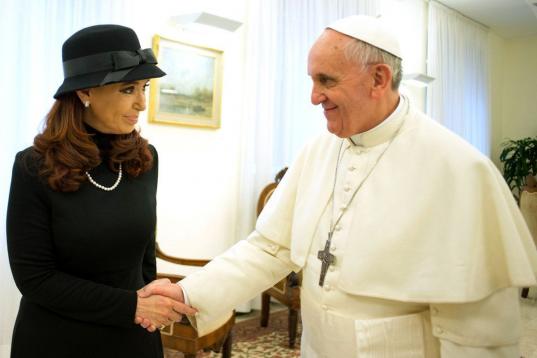 La presidenta Cristina Fernández, de Argentina, se reúne con el papa Francisco en el Vaticano, el lunes 18 de marzo de 2013. (AP Foto/L'Osservatore Romano)