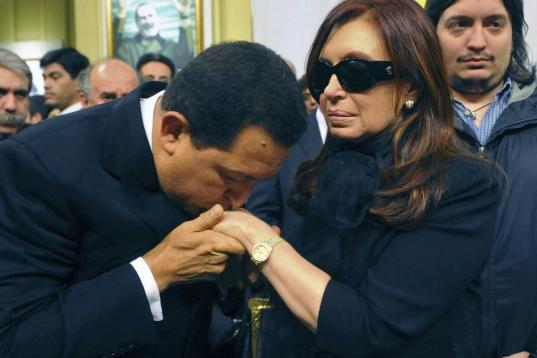 En esta fotografía de archivo del 28 de octubre de 2010, dada a conocer por la presidencia argentina, se ve al presidente venezolano Hugo Chávez, izquierda, al besar la mano de la presidenta argentina Cristina Fernández durante el velorio de ...