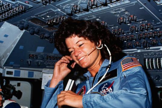 Sally Ride, la tercera mujer -primera estadounidense- en el espacio. Transbordador Challenger (1983).