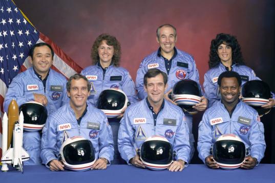 Judy Resnik (derecha) y Christa McAuliffe (centro), tripulantes de la misión Challenger accidentada en 1986.