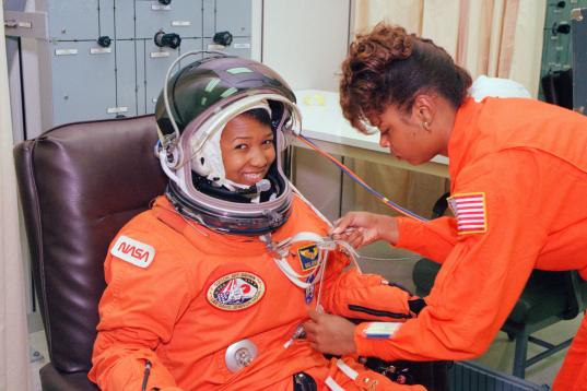 Mae Jemison, la primera afroamericana en cruzar el espacio, en 1992. Fue Especialista de Misión en el Endeavour.