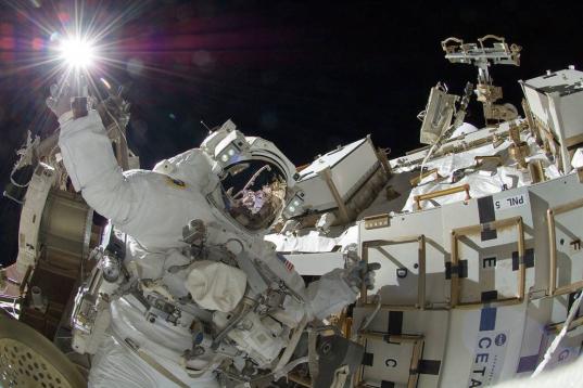 Sunita Williams, en la Estación Espacial Internacional, en 2012. Logró el récord de paseos espaciales hechos por una mujer astronauta.