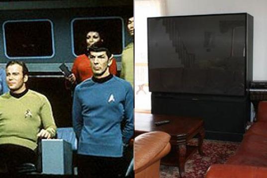 En la época de Star Trek, la televisión era una caja pequeña, pero de gran volumen. En la serie, las paredes del puente de navegación estaban cubiertas de pantallas planas gigantes. Hoy en día, las pantallas LCD son una realidad, las podemo...
