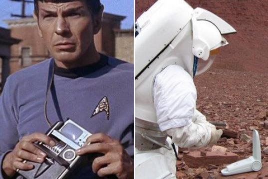 Cada vez que bajaban a un nuevo planeta, Spock llevaba el tricorder, un analizador del entorno que informaba sobre todo, desde niveles de oxígeno hasta enfermedades. La NASA tiene un aparato portátil llamado LOCAD que detecta microorganismos i...
