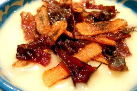 Con patatas, ajo, zanahoria, cecina, caldo de pollo, aceite y sal. Mira la receta completa en Cookpad.