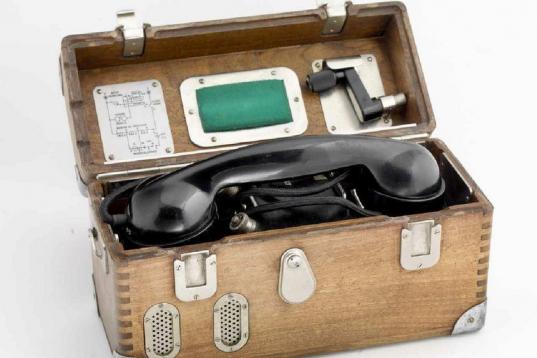 Equipo telefónico portátil de bateria local y llamada por magneto (1945/50). Más información sobre este teléfono