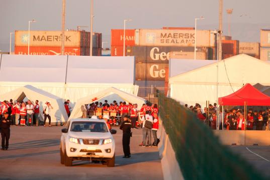 Miembros de la Cruz Roja esperan la llegada de los migrantes del Aquarius en el puerto de Valencia