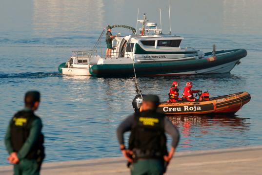 Embarcaciones de la Guardia Civil y la Cruz Roja Internacional escoltan al Dattilo
