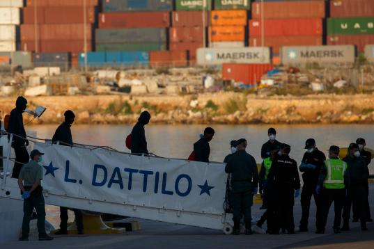 Los migrantes empiezan a desembarcar del Dattilo en el puerto de Valencia