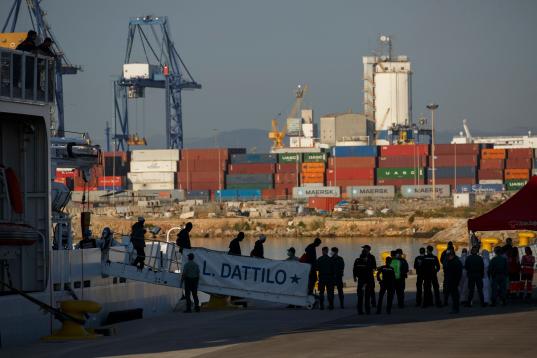 Los migrantes del Dattilo desembarcan poco a poco en el puerto de Valencia