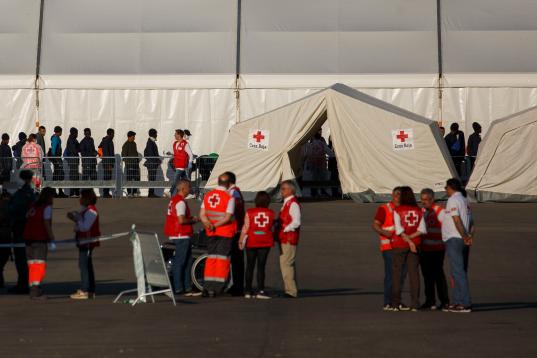 Los migrantes del Dattilo están siendo atendidos por la Cruz Roja en suelo español
