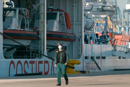 Un Guardia Civil camina junto al barco italiano Dattilo
