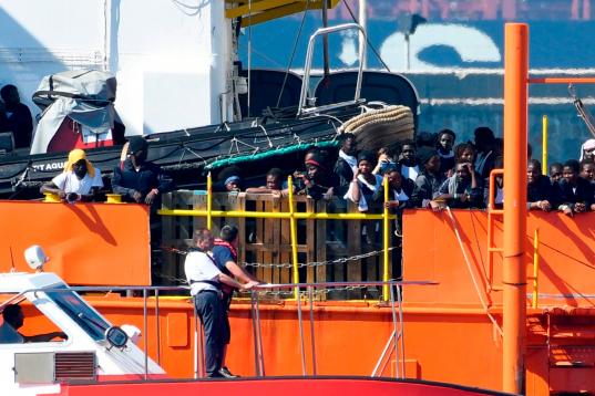 Los migrantes permanecen el la cubierta del Aquarius esperando el momento de desembarcar
