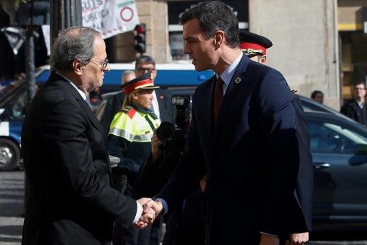 La reunión entre el presidente catalán, Quim Torra, y el jefe del Gobierno, Pedro Sánchez, en el Palau de la Generalitat ha comenzado poco después de las 12.00 horas.