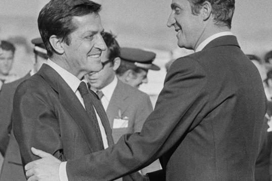 Suárez recibe al rey en Barajas tras un viaje oficial a China el 24 de junio de 1979.